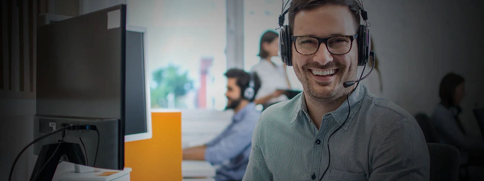 Mann mit Headset im Call Center