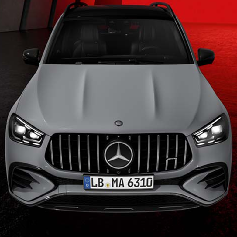 Mercedes-AMG GLC Front vor rotem Hintergrund