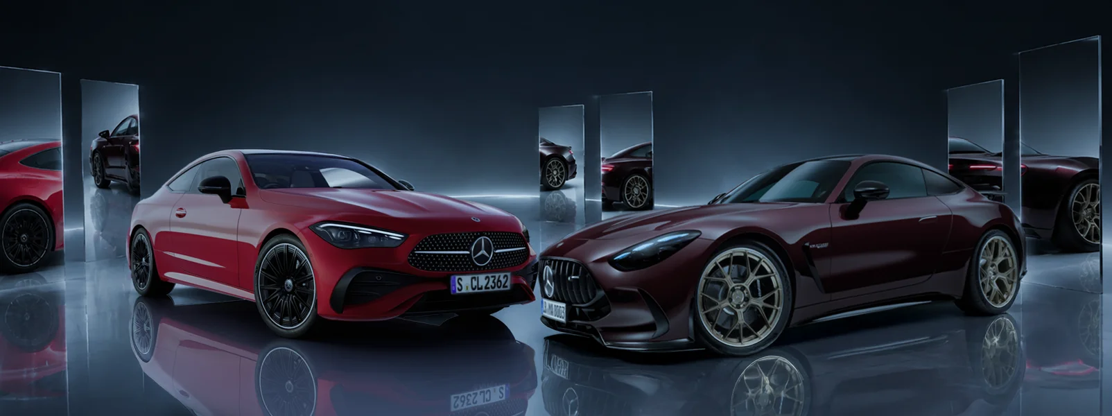 Mercedes-Benz CLE Coupé et Mercedes-AMG GT rouges sur une surface d’exposition réfléchissante, devant un arrière-plan sombre agrémenté d’éléments de design réfléchissants.